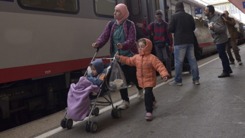 Flüchtlinge am Wiener Westbahnhof (Bild: APA/HANS PUNZ)