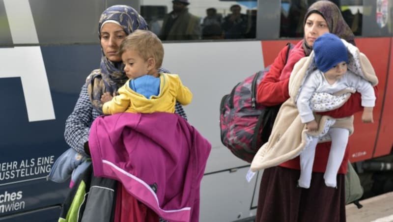 Flüchtlinge am Wiener Westbahnhof (Bild: APA/HANS PUNZ)