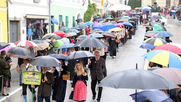 Trotz starken Regens kamen Hunderte Besucher zum großen Festumzug nach Bleiburg (Bild: Evelyn Hronek)