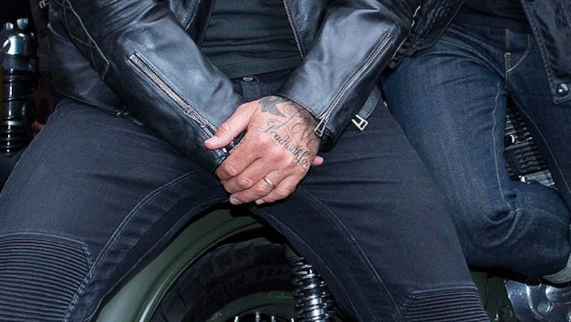 Bei der Präsentation seiner ersten Biker-Kollektion präsentierte Beckham auch sein neues Tatoo. (Bild: AP)