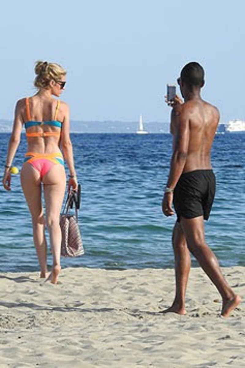 Ihr Ehemann Sunnery James ist so begeistert von seiner Frau, dass er sie am Strand laufend knipst. (Bild: Bulls Press Photo)