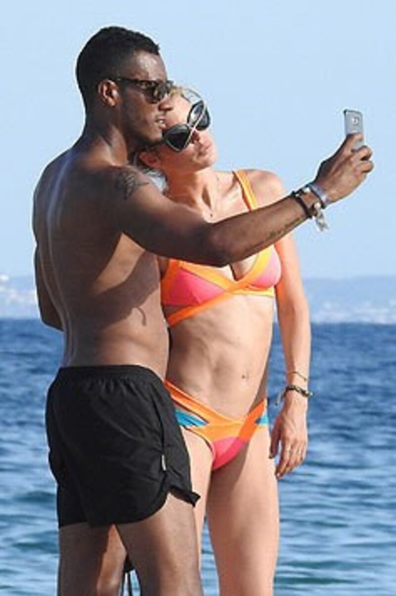 Auch jede Menge Selfies von sich mit seiner durchtrainierten Frau schießt der DJ. (Bild: Bulls Press Photo)