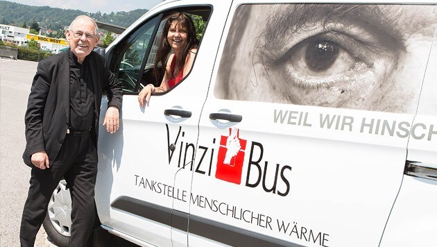 Pfarrer Wolfgang Pucher und Gabriele Grössbauer-Muster mit dem VinziBus (Bild: VinziWerke)