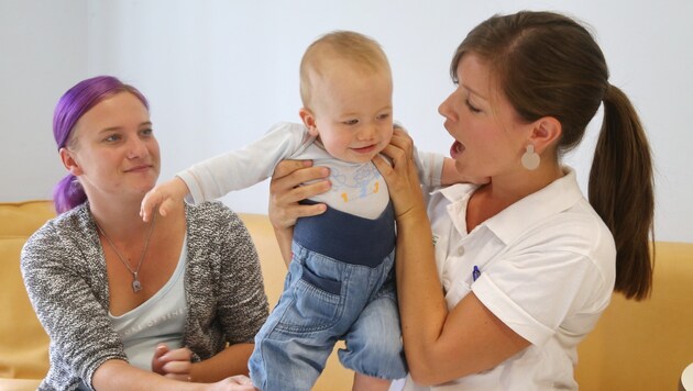 Der neun Monate alte Jannis mit seiner Mutter Yvonne(l.)und der Physiotherapeutin Katrin Purrer. (Bild: sepp pail)