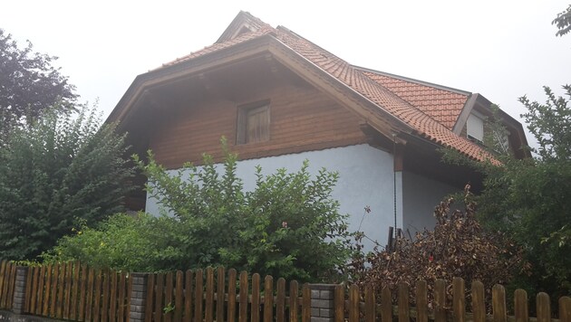 In diesem Haus im Ferlacher Ortsteil Ressnig wurden die beiden Leichen am Mittwochabend entdeckt. (Bild: Kärntner Krone)