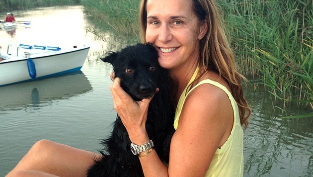"Krone"-Tierexpertin Maggie Entenfellner fischte "Basti" aus dem Neusiedler See. (Bild: privat)