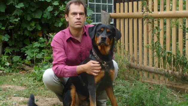 Grünen-Abgeordneter Wolfgang Spitzmüller mit Hund "Nino" (Bild: Privat)