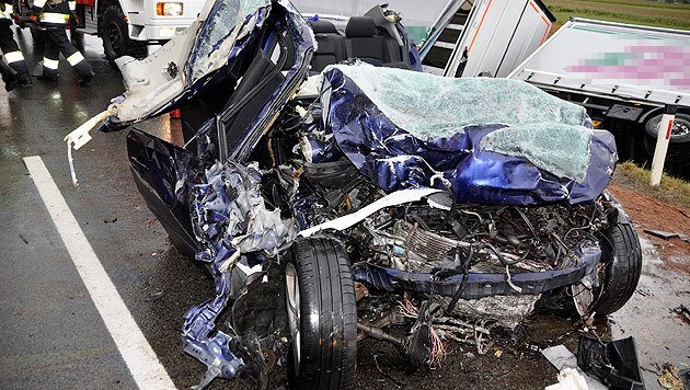 Für den 39-jährigen Autofahrer kam nach dem Zusammenstoß mit einem Lkw jede Hilfe zu spät. (Bild: J. Eggenreich/BFV Weiz)
