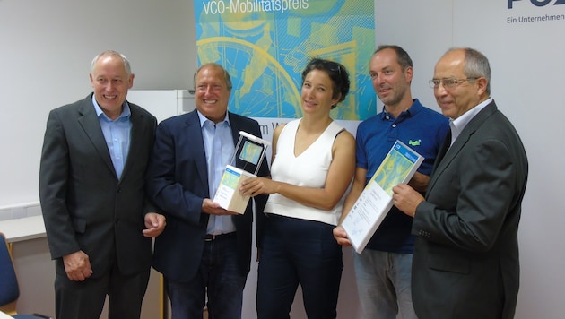 Beatrice Bednar und Christian Hassler (2.v.r) bei der Übergabe des VCÖ-Mobilitätspreises. (Bild: Christian Spitzer)