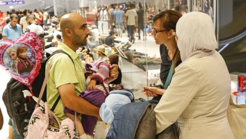 Gestrandete Flüchtlinge am Salzburger Bahnhof in der Nacht auf Dienstag (Bild: MARKUS TSCHEPP)