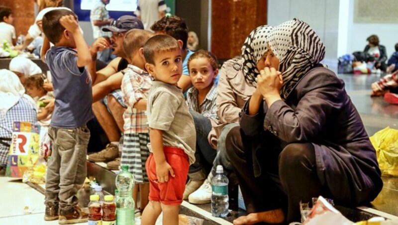 Gestrandete Flüchtlinge am Salzburger Bahnhof in der Nacht auf Dienstag (Bild: MARKUS TSCHEPP)