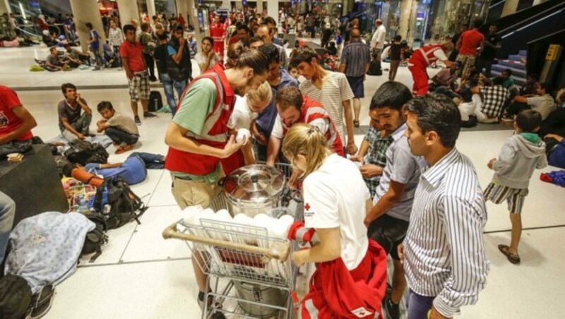 Gestrandete Flüchtlinge am Salzburger Bahnhof in der Nacht auf Dienstag (Bild: MARKUS TSCHEPP)