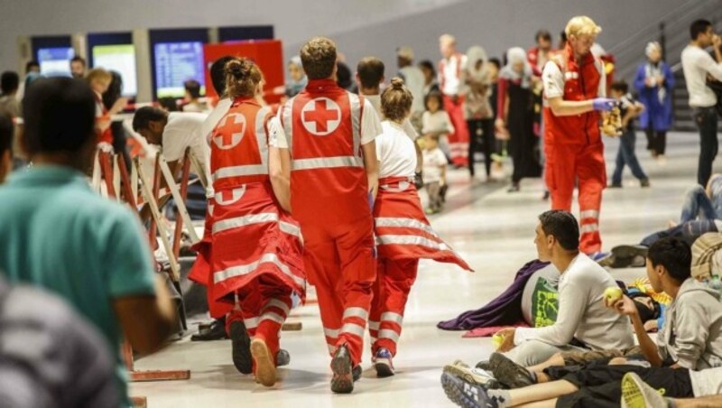 Gestrandete Flüchtlinge am Salzburger Bahnhof in der Nacht auf Dienstag (Bild: MARKUS TSCHEPP)