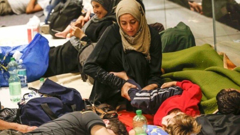 Gestrandete Flüchtlinge am Salzburger Bahnhof in der Nacht auf Dienstag (Bild: MARKUS TSCHEPP)