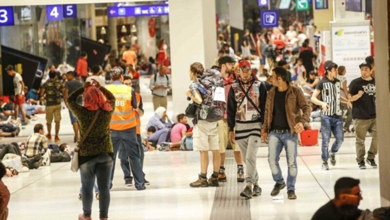 Gestrandete Flüchtlinge am Salzburger Bahnhof in der Nacht auf Dienstag (Bild: MARKUS TSCHEPP)