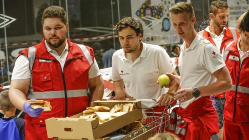 Gestrandete Flüchtlinge am Salzburger Bahnhof in der Nacht auf Dienstag (Bild: MARKUS TSCHEPP)