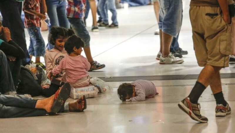 Gestrandete Flüchtlinge am Salzburger Bahnhof in der Nacht auf Dienstag (Bild: MARKUS TSCHEPP)