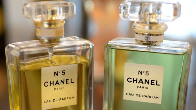 Rechts das Original, links die Fälschung eines Chanel-Parfümflakons. (Bild: APA/EPA/MATTHIAS BALK)