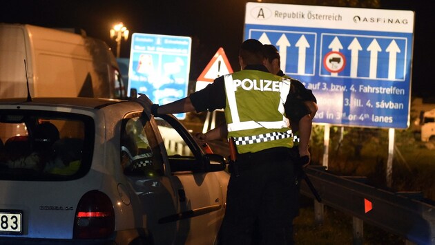 In der Nähe der Grenzübergänge führt die Polizei Schwerpunktkontrollen durch. (Bild: APA/EPA/HERBERT P. OCZERET)