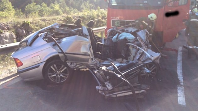 Für den Autofahrer und einen weiteren Insassen gab es keine Rettung mehr. (Bild: FF Eselsbach-Unterkainisch)