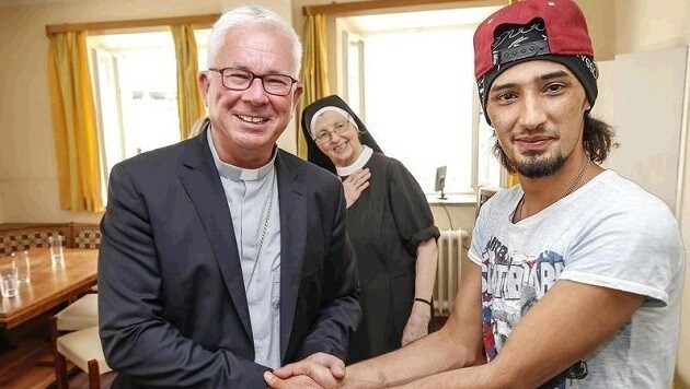Erzbischof Franz Lackner heißt Flüchtling Yassin in seinem Heim im Gästehaus St. Luzia willkommen. (Bild: Markus Tschepp)