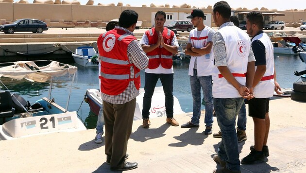 Mitarbeiter des Roten Halbmondes im Hafen von Choms (Bild: AFP)