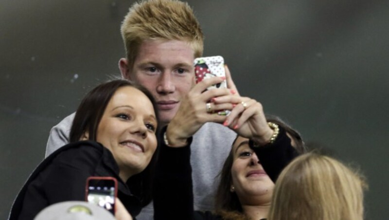 Zumindest für Selfies mit Fans war Kevin De Bruyne in Wolfsburg noch zu haben. (Bild: AP)