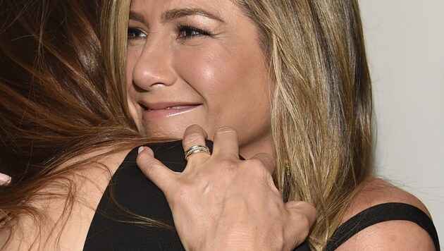 Nach der heimlichen Hochzeit zeigt Jennifer Aniston zum ersten Mal ihren Ehering. (Bild: Chris Pizzello/Invision/AP)