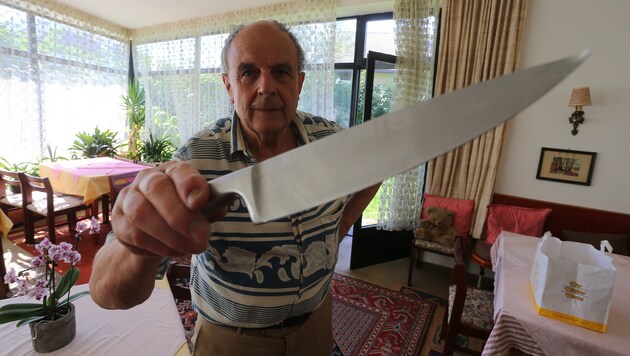 Mit diesem Küchenmesser wurde Pensionsinhaber Edgar Gstrein attackiert. (Bild: Christof Birbaumer)