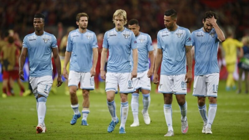 Deprimierte Gesichter bei den Kickern von Lazio Rom (Bild: AP)