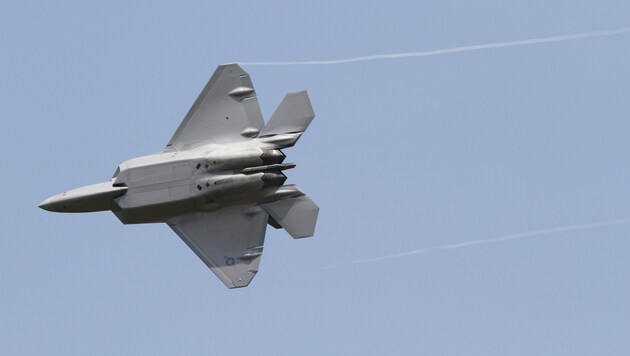 Die US-Luftwaffe setzt in Syrien unter anderem F-22-"Raptor"-Kampfjets ein. (Bild: AP)