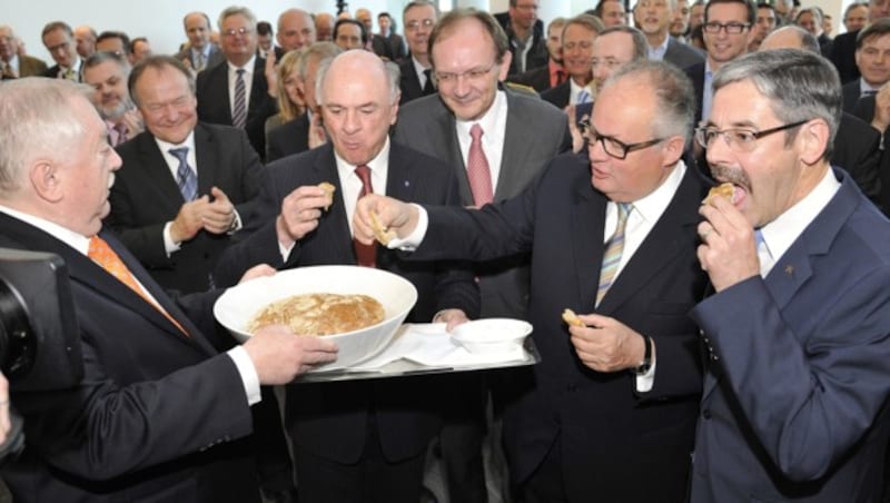 Konrad mit Niederösterreichs Landeshauptmann Erwin Pröll und Wiens Bürgermeister Michael Häupl (Bild: APA/HANS PUNZ)