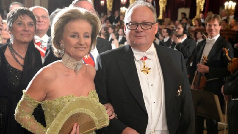 Elisabeth Gürtler und Christian Konrad beim Philharmonikerball im Wiener Musikverein (Bild: APA/ROLAND SCHLAGER)