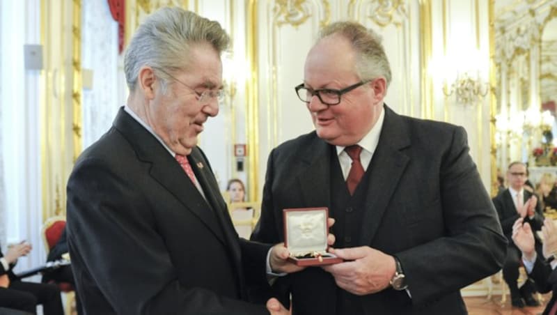 Bundespräsident Heinz Fischer überreicht Konrad das "Ehrenkreuz für Wissenschaft und Kunst". (Bild: APA/HERBERT NEUBAUER)