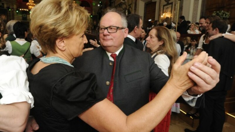 Beim Jägerball 2014 in der Wiener Hofburg (Bild: APA/HERBERT PFARRHOFER)