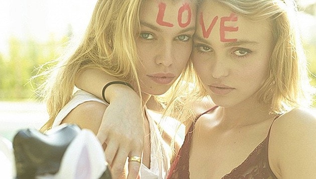 Stella Maxwell und Lily-Rose Depp kuscheln fürs "LOVE"-Magazin. (Bild: instagram.com/stellamaxwell)