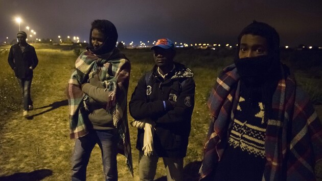 Diese Flüchtlinge wollen von Frankreich nach Großbritannien. (Bild: APA/EPA/ZOLTAN BALOGH)