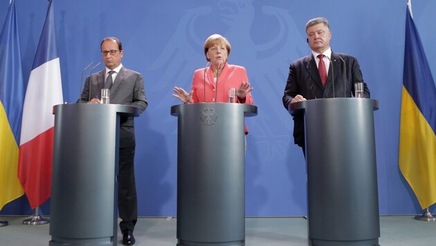 Francois Hollande (links), Angela Merkel und Petro Poroschenko (Bild: APA/EPA/KAY NIETFELD)