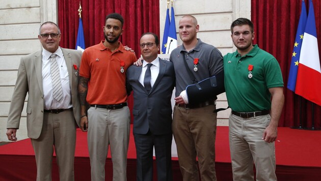 Die vier "Helden" aus dem Thalys-Zug wurden von Präsident Hollande persönlich geehrt. (Bild: APA/EPA/MICHEL EULER/POOL)