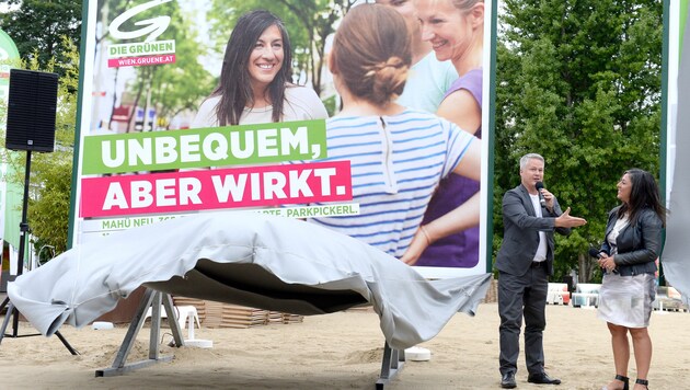 Wien-Wahl: David Ellensohn und Maria Vassilakou präsentierten die erste grüne Plakatwelle. (Bild: APA/HANS KLAUS TECHT)