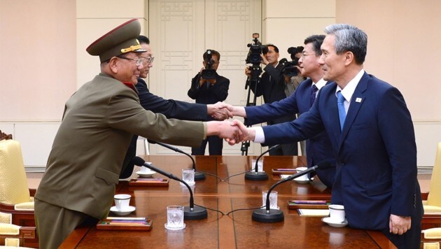 Die nordkoreanischen Beamten (links) bei einem Treffen mit den südkoreanischen Gesandten (Bild: AP)