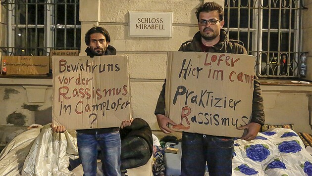 Zwei Syrer halten Kartons mit Protestbotschaften. (Bild: MARKUS TSCHEPP)