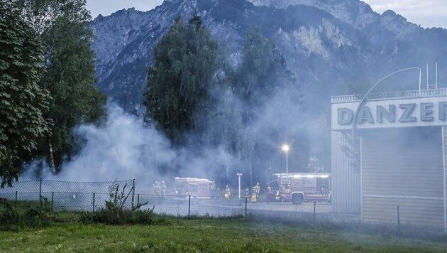 Bei der Parkettfirma Danzer in Grödig gerieten Sonntagabend gefährliche Chemikalien in Brand. (Bild: Markus Tschepp)