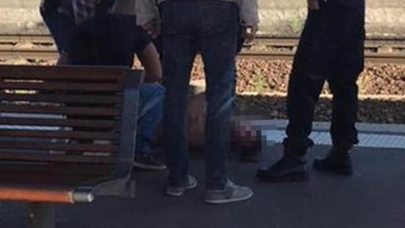 Der Verdächtige, Ayoub El Khazzani, am Bahnsteig in Arras vor seiner Festnahme (Bild: APA/EPA/CHRISTINA CATHLEEN COONS)