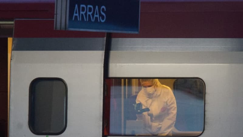 Spurensicherung am Bahnhof von Arras (Bild: AP)