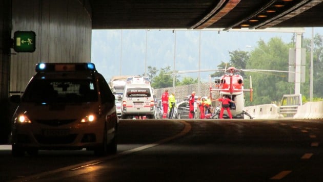 Rettungshubschrauber brachten die Verletzten nach dem Unfall am Tunnelportal in Spitäler. (Bild: APA/FF RENNWEG)