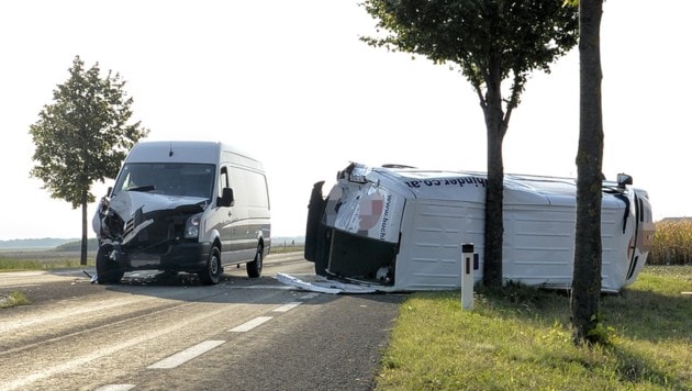 Auf der Bundesstraße krachten die beiden Kastenwagen ineinander, einer stürzte um. (Bild: APA/HERBERT NEUBAUER)