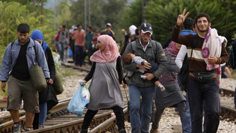 Flüchtlinge in Mazedonien: Sie dürfen nach tagelangem Ausharren im Niemandsland wieder weiter. (Bild: AP)