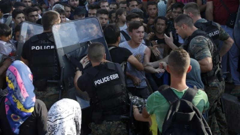 Seit Ausrufung des Ausnahmezustands geht die Polizei rigoroser gegen Flüchtlinge vor. (Bild: AP)