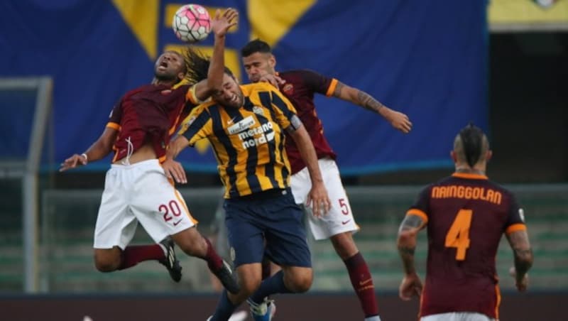 Dreikampf bei Hellas Verona gegen AS Roma (Bild: APA/EPA/FILIPPO VENEZIA)